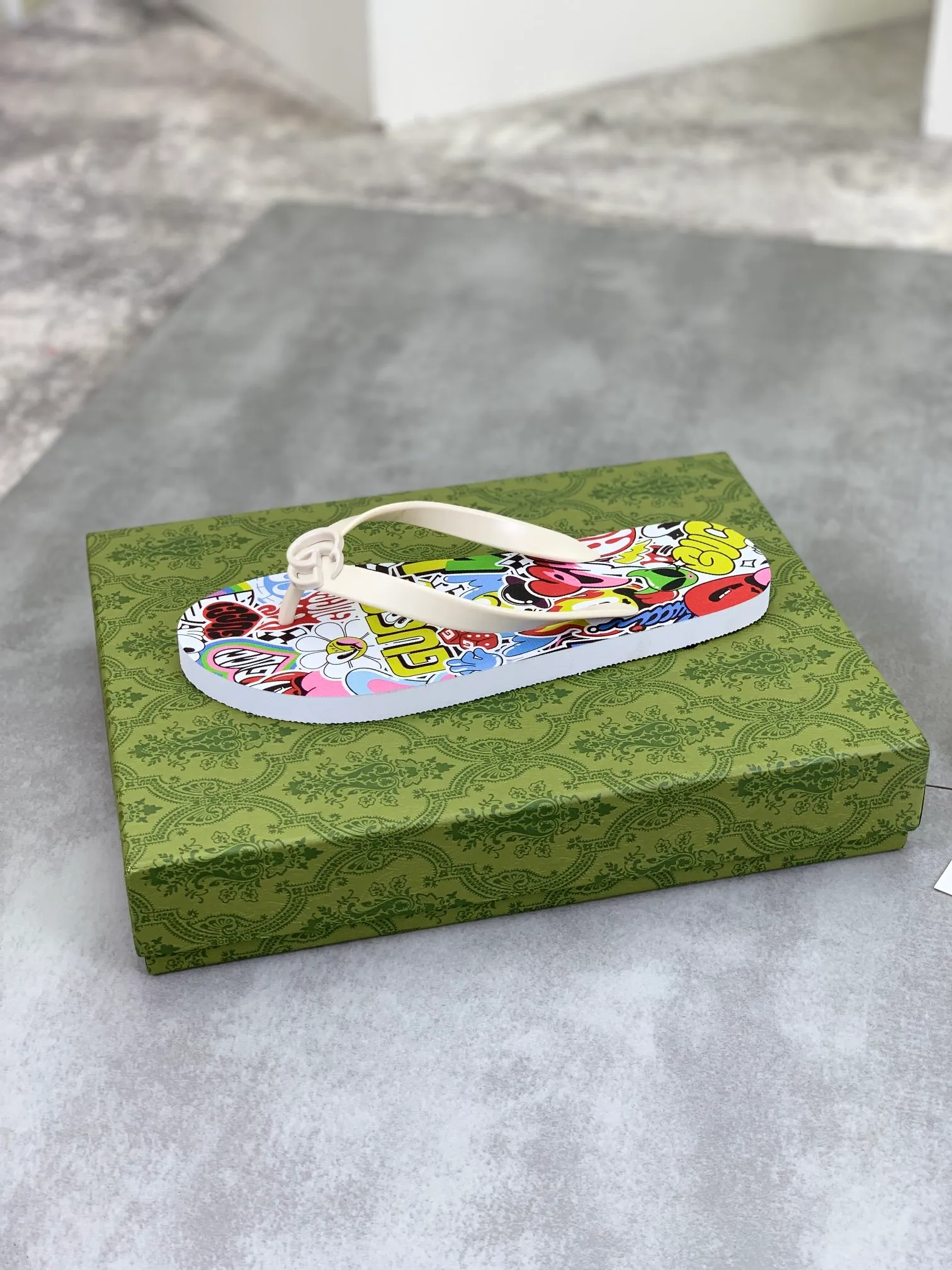 Men's men's shoes 💰P220💰【New style】🆘【GUCCI】Official website's popular Gucci adult couple 🧑‍🤝‍🧑 style, children's flip-flops are on sale at the counter simultaneously! Original fabric imported from Italy. Original bottom provided by the original factory. Size: Adult 36-45. Children’s size: 30-37. Multiple colors available.